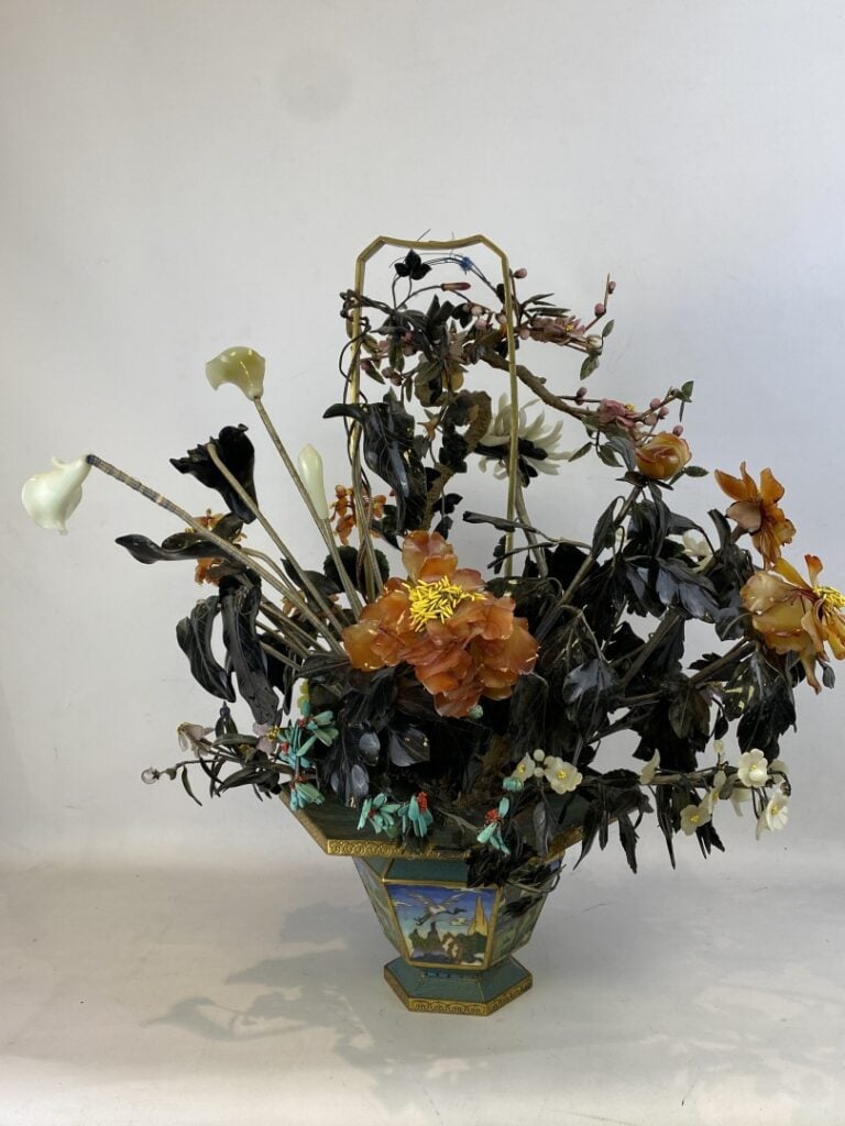 Importante paire de bouquets en pierres dures et jardinières en émaux cloisonné…