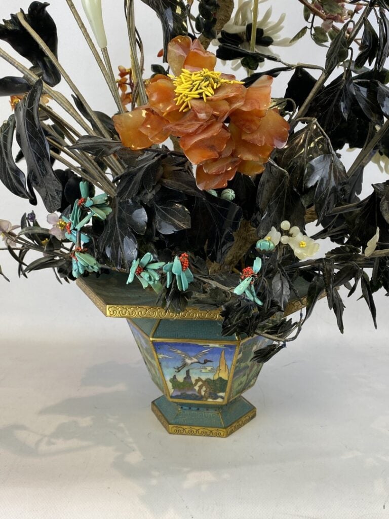Importante paire de bouquets en pierres dures et jardinières en émaux cloisonné…