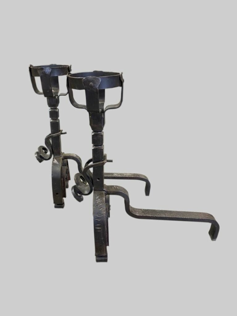 Importante paire de chenets landiers en fer forgé - H : 69 cm et 60 cm - (manqu…
