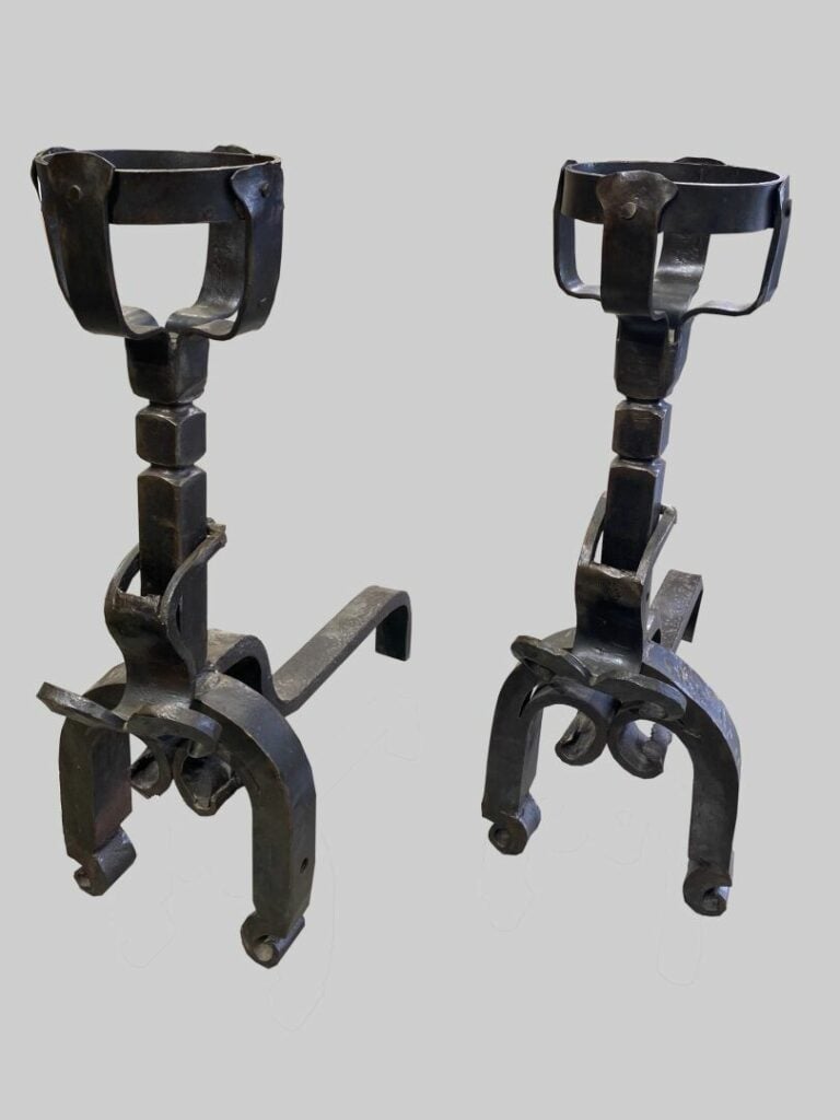 Importante paire de chenets landiers en fer forgé - H : 69 cm et 60 cm - (manqu…