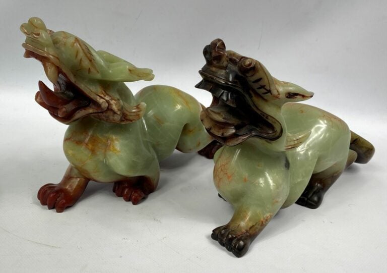 Importante paire de chiens de Fô en pierre dure vert et rouille. - Ils sont rep…