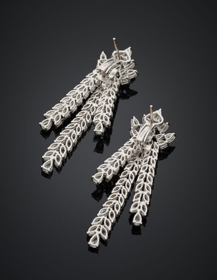 Importante paire de PENDANTS d'OREILLES "cascade" en or gris (750‰) ajouré et a…