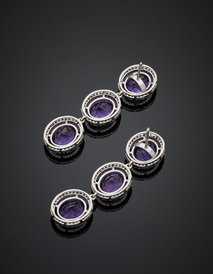 Importante paire de PENDANTS d'OREILLES en or gris (750‰) serti de trois améthy…