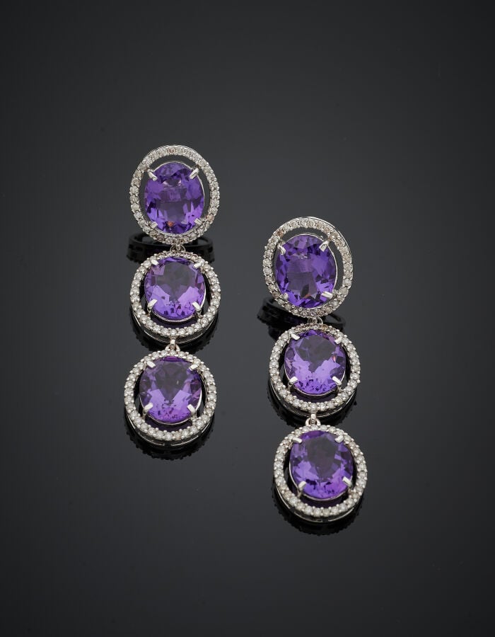 Importante paire de PENDANTS d'OREILLES en or gris (750‰) serti de trois améthy…