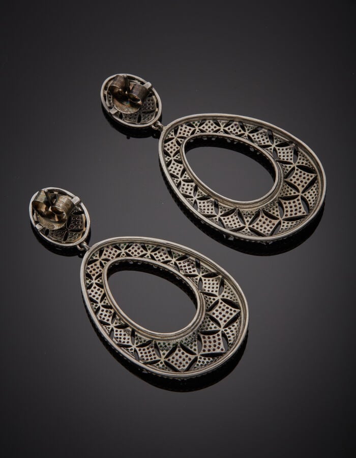 Importante paire de PENDANTS d'OREILLES "gouttes" en argent noirci (925‰) ajour…