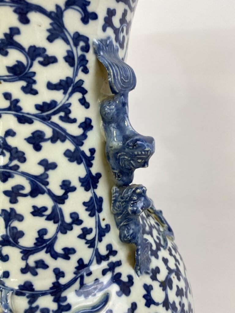 IMPORTANTE PAIRE DE VASES DITS QUEUE DE PHENIX EN PORCELAINE BLEU BLANC - Chine…