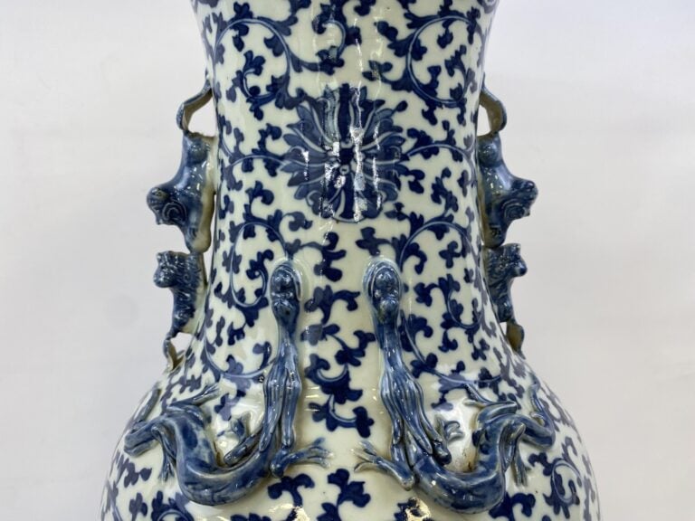IMPORTANTE PAIRE DE VASES DITS QUEUE DE PHENIX EN PORCELAINE BLEU BLANC - Chine…