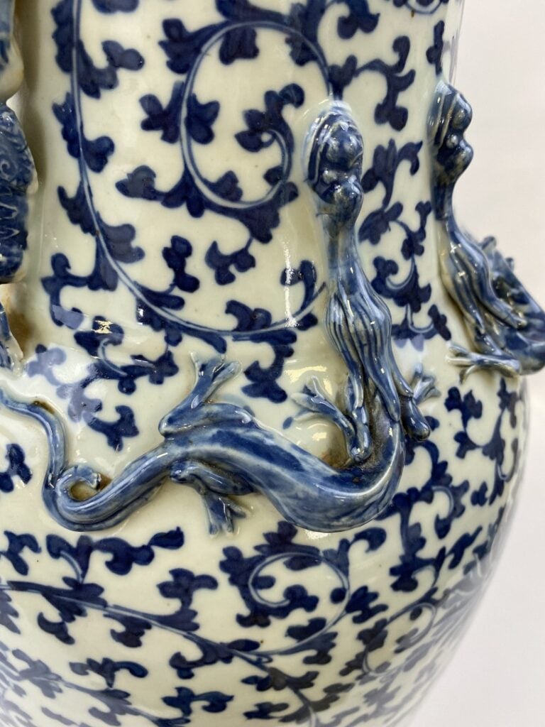 IMPORTANTE PAIRE DE VASES DITS QUEUE DE PHENIX EN PORCELAINE BLEU BLANC - Chine…