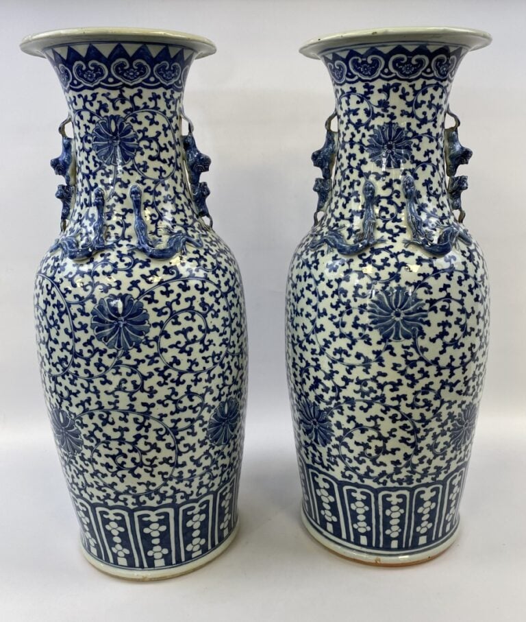 IMPORTANTE PAIRE DE VASES DITS QUEUE DE PHENIX EN PORCELAINE BLEU BLANC - Chine…