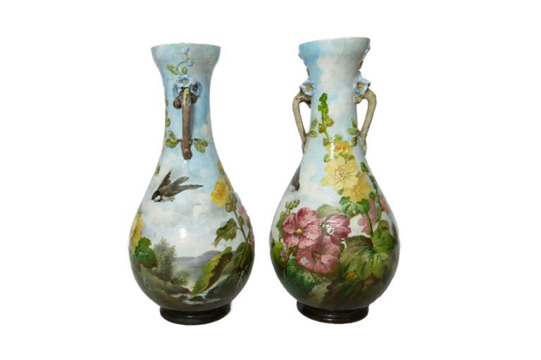 Importante paire de vases en céramique émaillée au décor de fleurs roses et jau…