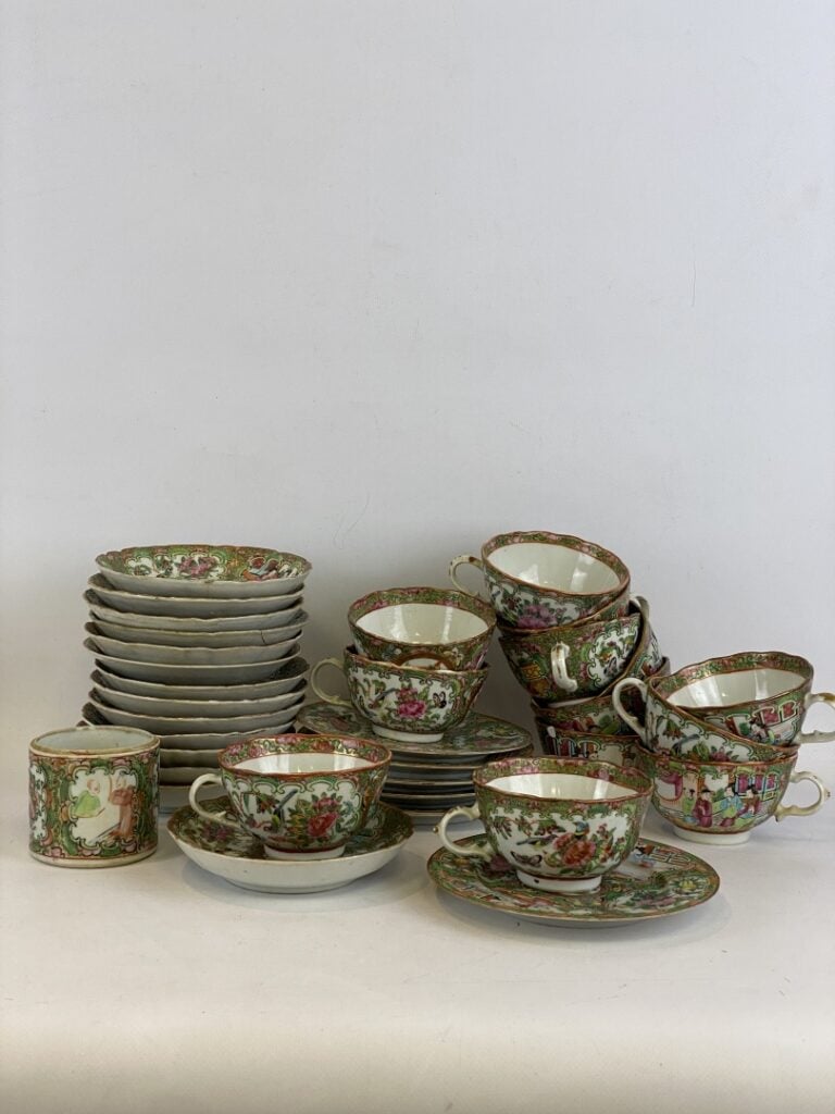 Importante partie de service à thé/café en porcelaine émaillé, Canton - Chine -…