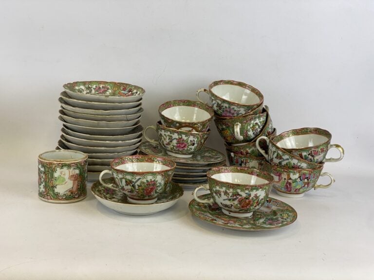 Importante partie de service à thé/café en porcelaine émaillé, Canton - Chine -…