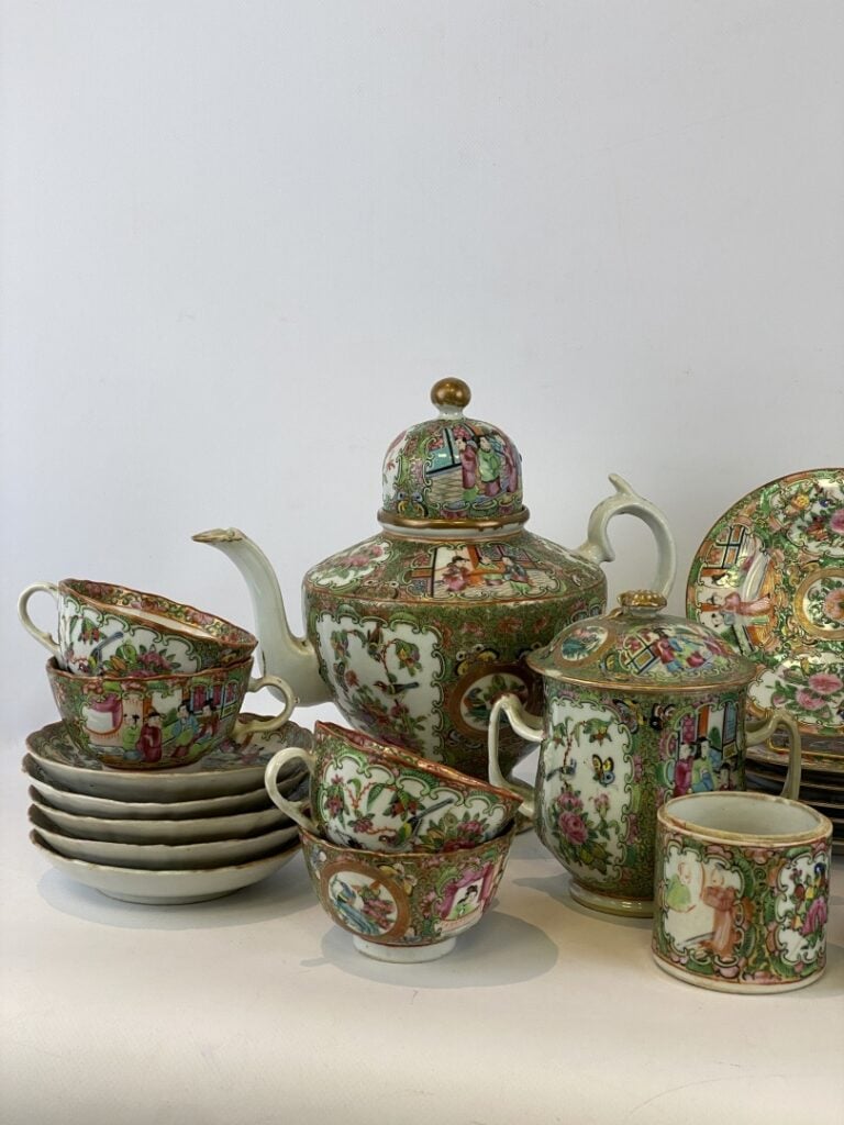 Importante partie de service à thé/café en porcelaine émaillé, Canton - Chine -…