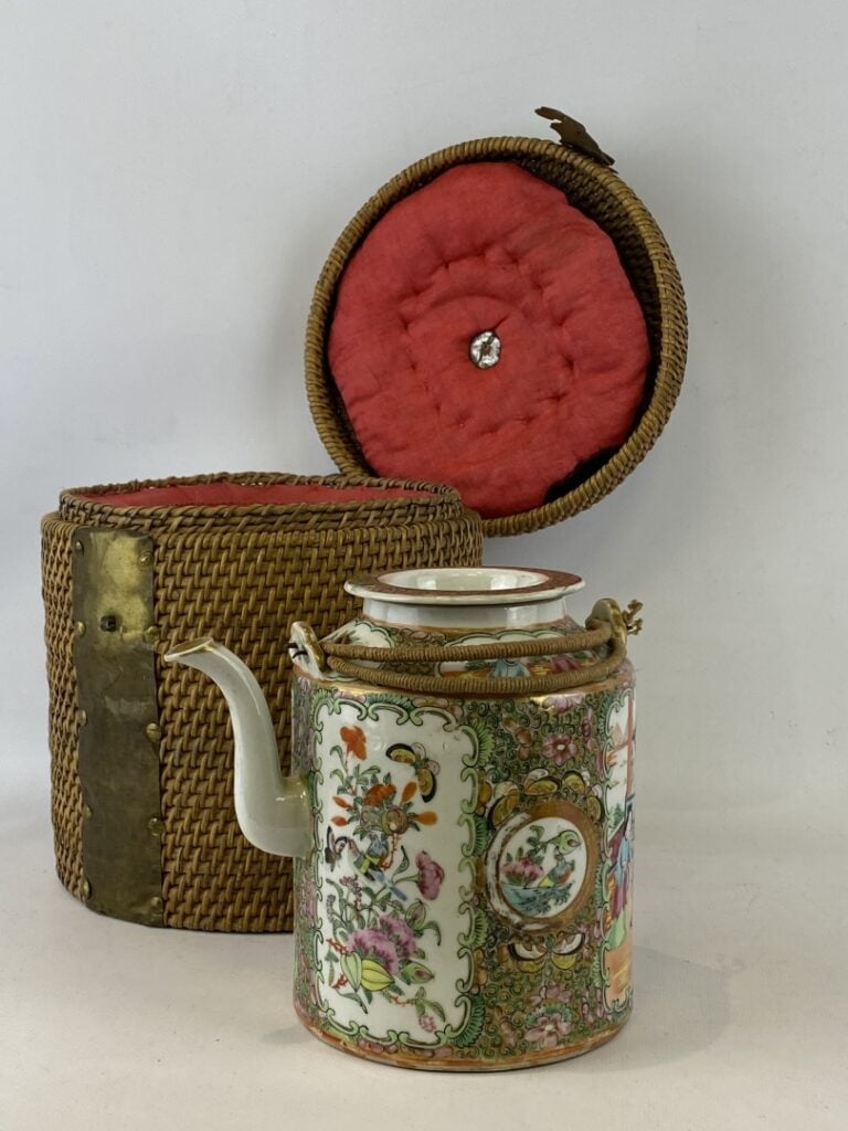 Importante partie de service à thé/café en porcelaine émaillé, Canton - Chine -…