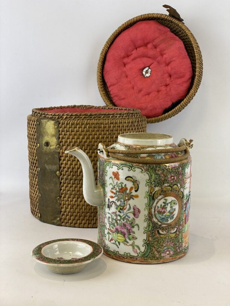 Importante partie de service à thé/café en porcelaine émaillé, Canton - Chine -…