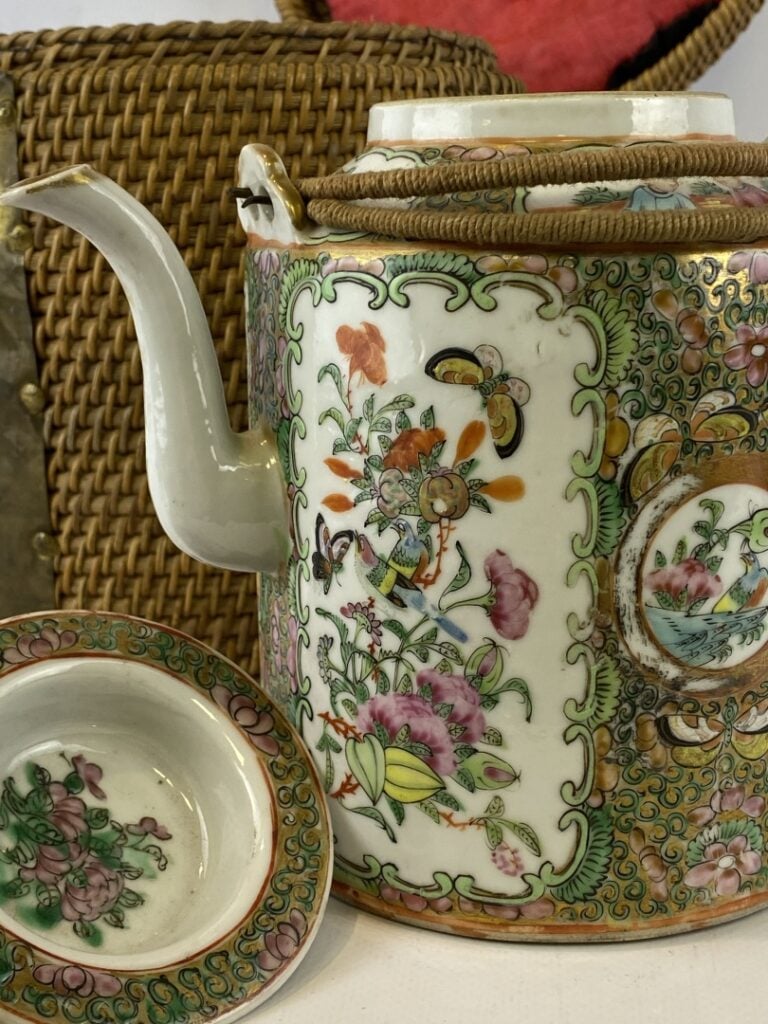 Importante partie de service à thé/café en porcelaine émaillé, Canton - Chine -…