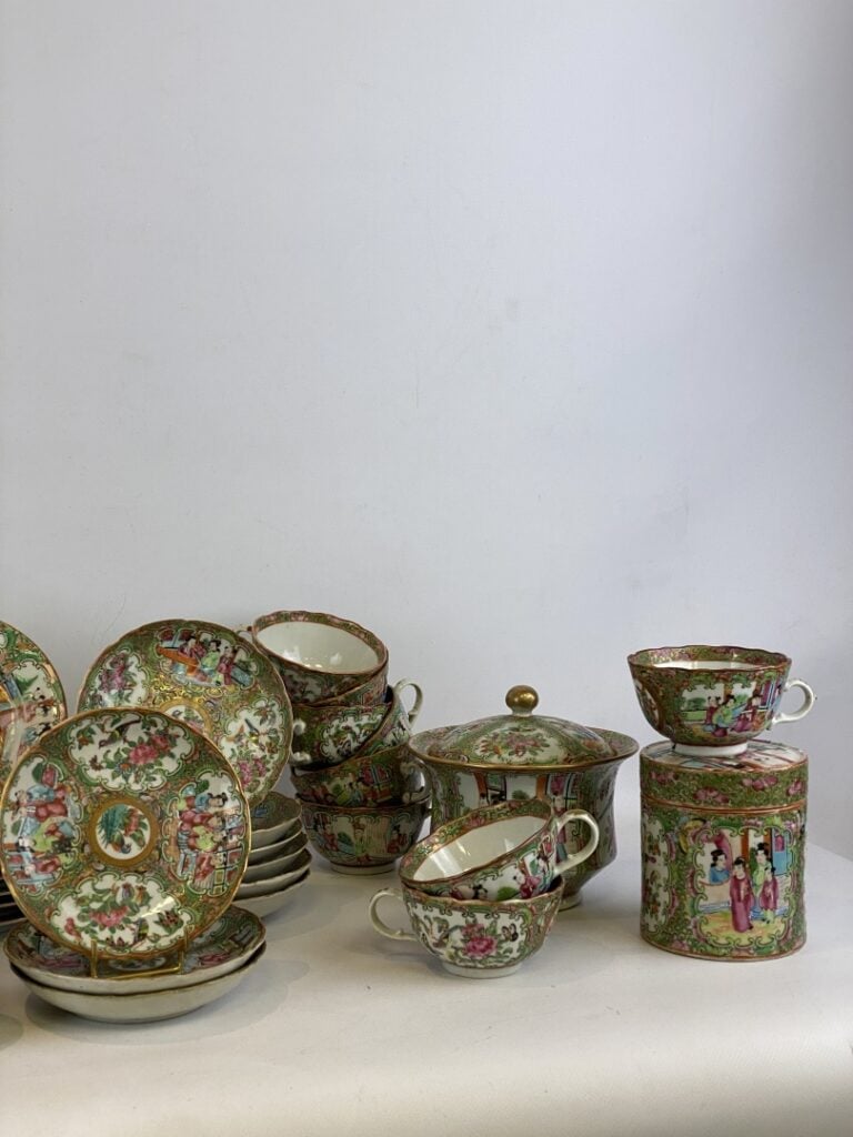 Importante partie de service à thé/café en porcelaine émaillé, Canton - Chine -…