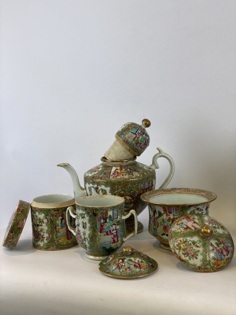 Importante partie de service à thé/café en porcelaine émaillé, Canton - Chine -…