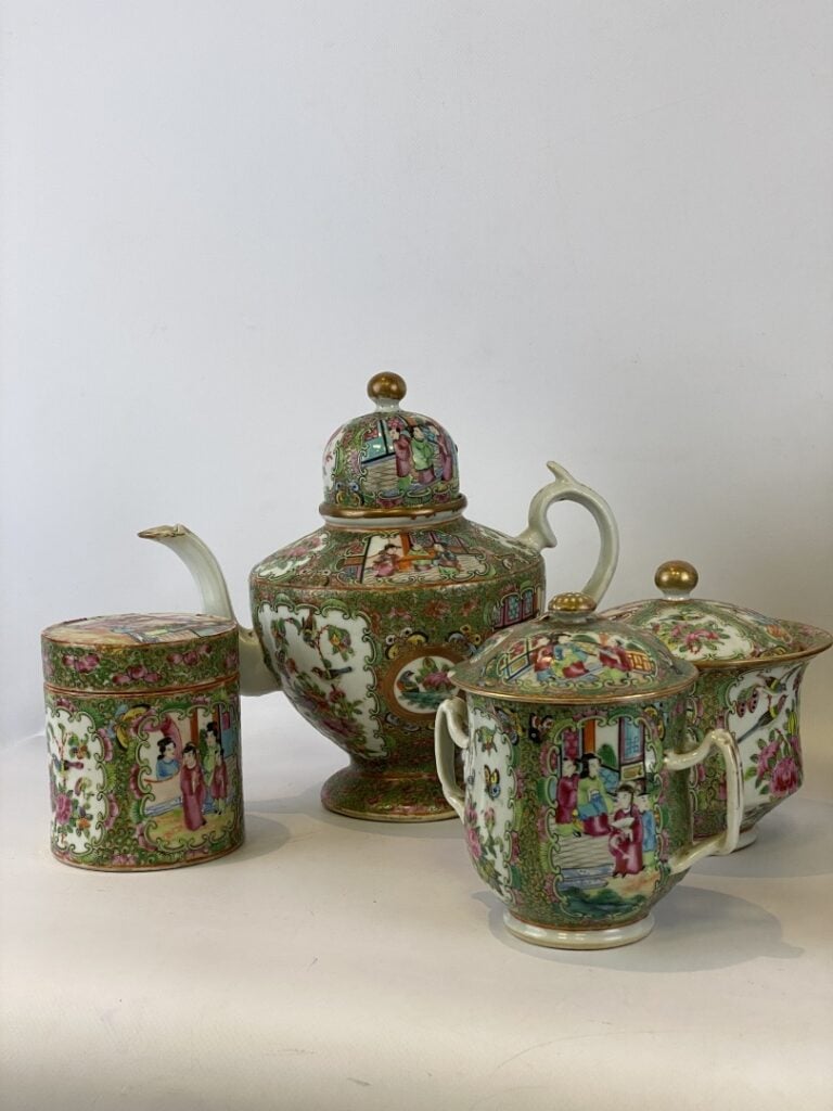 Importante partie de service à thé/café en porcelaine émaillé, Canton - Chine -…