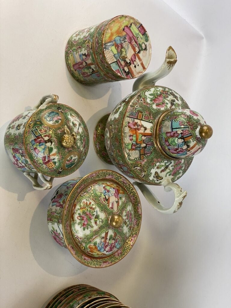 Importante partie de service à thé/café en porcelaine émaillé, Canton - Chine -…