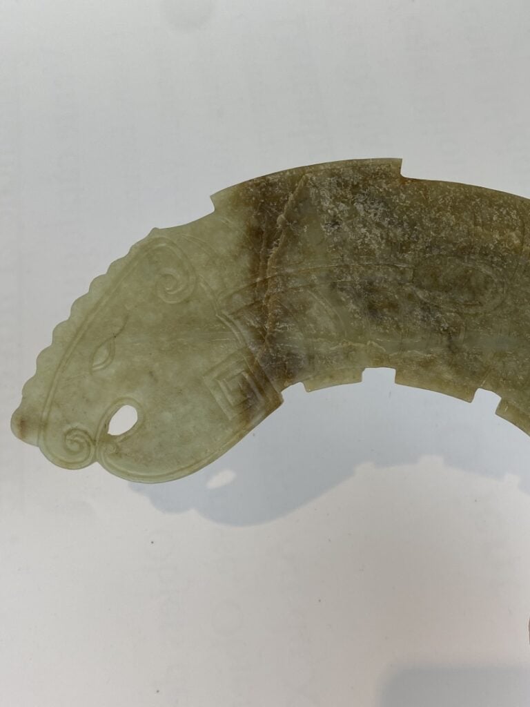 Importante parure / plaque en jade sculpté - Chine - A décor sculpté d'un drago…