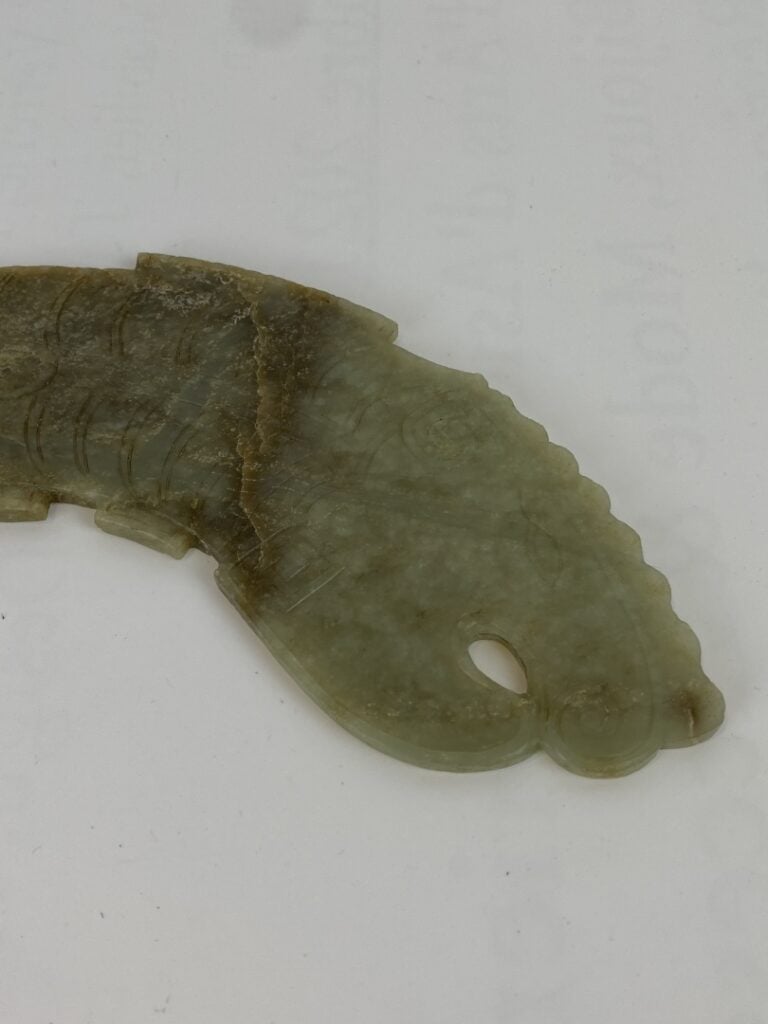 Importante parure / plaque en jade sculpté - Chine - A décor sculpté d'un drago…