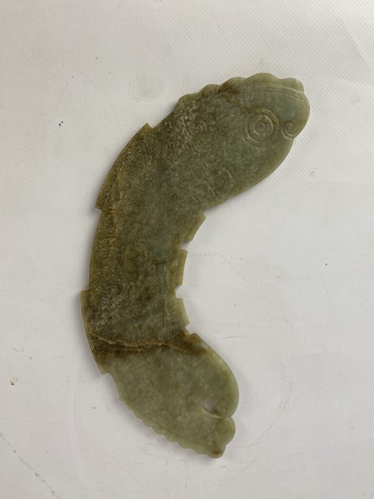 Importante parure / plaque en jade sculpté - Chine - A décor sculpté d'un drago…