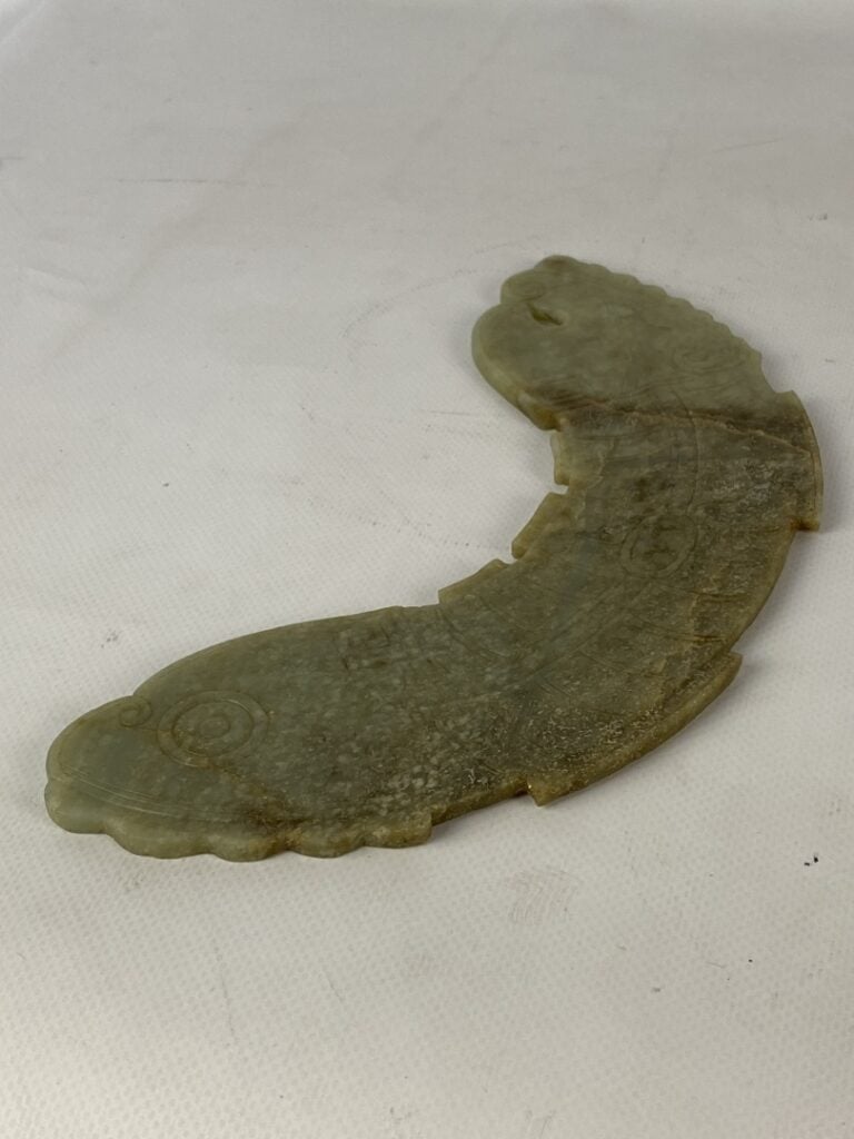 Importante parure / plaque en jade sculpté - Chine - A décor sculpté d'un drago…