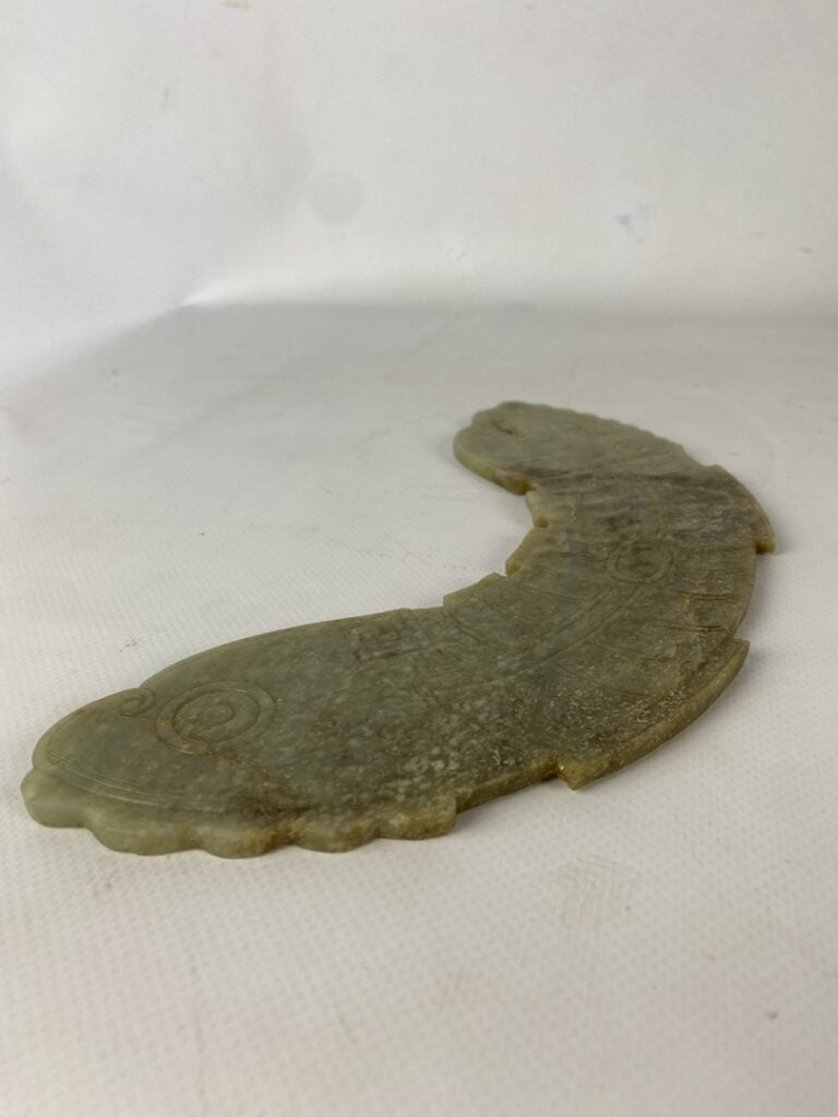 Importante parure / plaque en jade sculpté - Chine - A décor sculpté d'un drago…