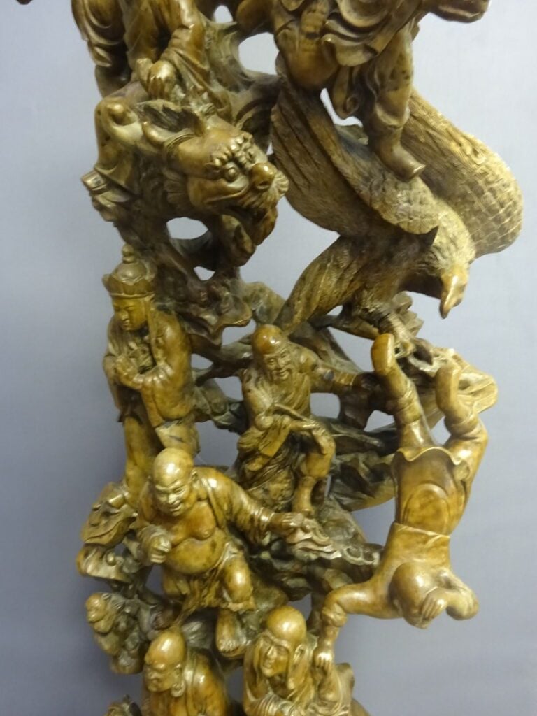 IMPORTANTE SCULPTURE EN BOIS SCULPTE - Chine, - Grand groupe richement sculpté…
