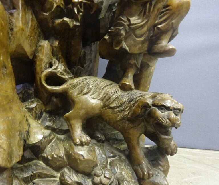 IMPORTANTE SCULPTURE EN BOIS SCULPTE - Chine, - Grand groupe richement sculpté…