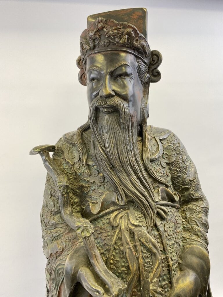 IMPORTANTE SCULPTURE EN BRONZE REPRESENTANT UN DIGNITAIRE ET UN DRAGON - Chine…