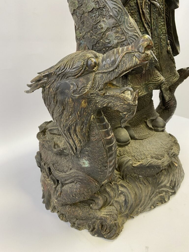 IMPORTANTE SCULPTURE EN BRONZE REPRESENTANT UN DIGNITAIRE ET UN DRAGON - Chine…