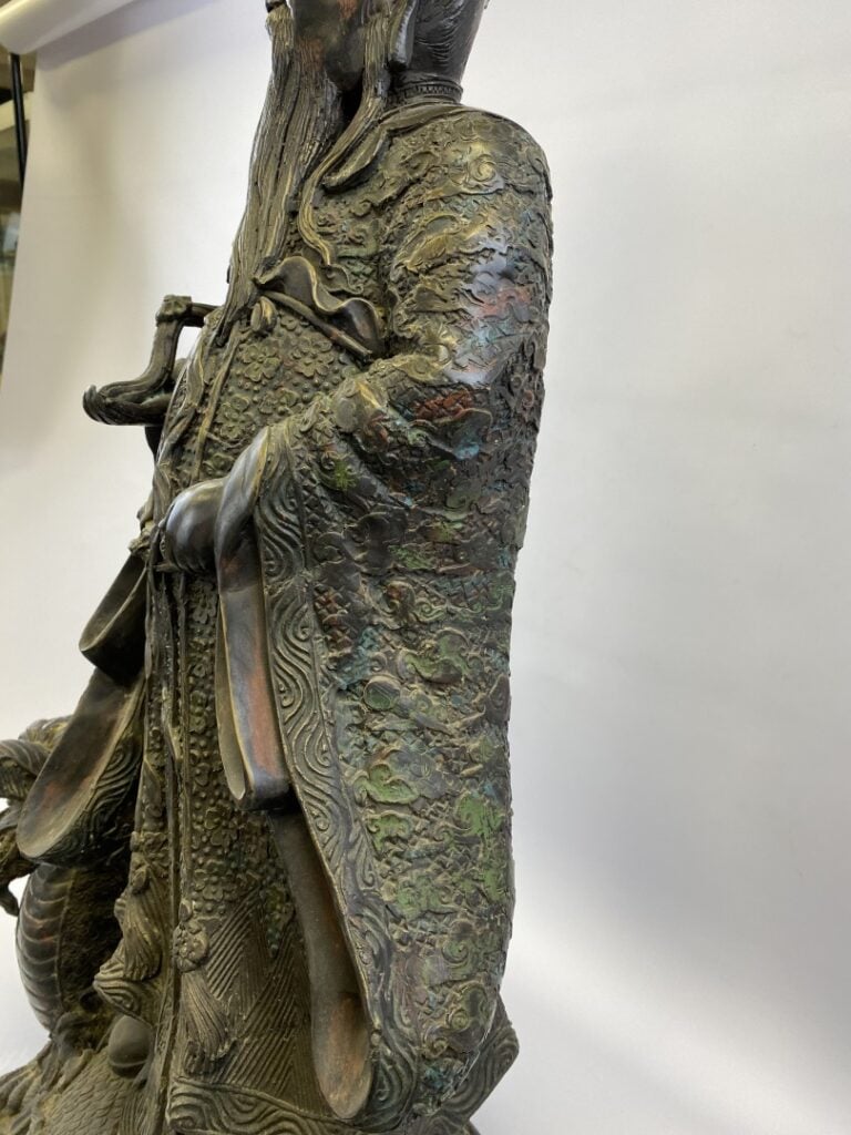 IMPORTANTE SCULPTURE EN BRONZE REPRESENTANT UN DIGNITAIRE ET UN DRAGON - Chine…