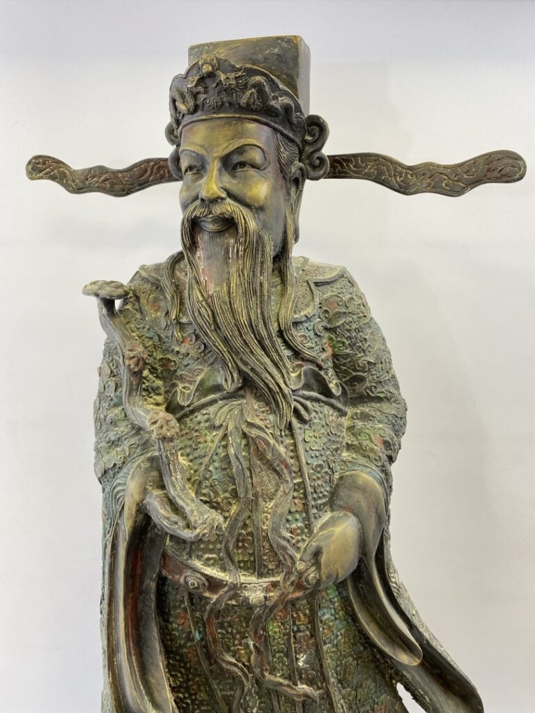 IMPORTANTE SCULPTURE EN BRONZE REPRESENTANT UN DIGNITAIRE ET UN DRAGON - Chine…