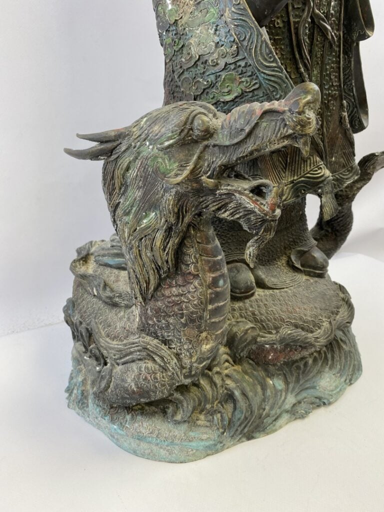 IMPORTANTE SCULPTURE EN BRONZE REPRESENTANT UN DIGNITAIRE ET UN DRAGON - Chine…