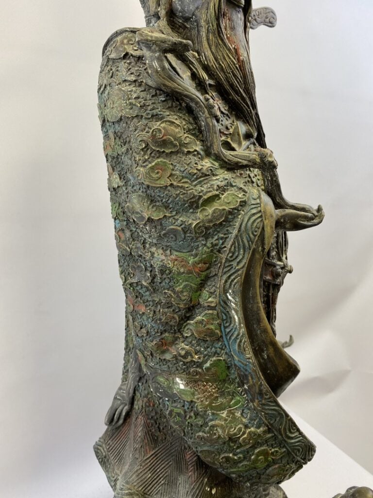 IMPORTANTE SCULPTURE EN BRONZE REPRESENTANT UN DIGNITAIRE ET UN DRAGON - Chine…