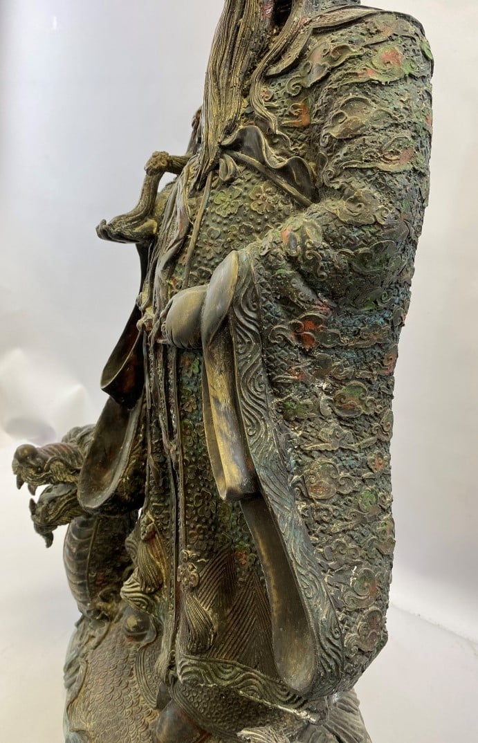 IMPORTANTE SCULPTURE EN BRONZE REPRESENTANT UN DIGNITAIRE ET UN DRAGON - Chine…