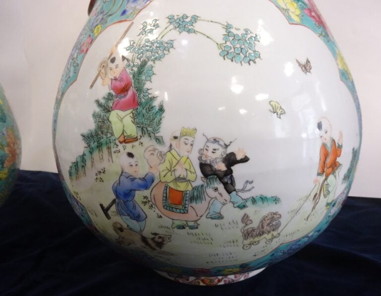 IMPORTANTE SUITE DE DEUX (2) VASES EN PORCELAINE DE FORME HU - Chine, Moderne -…