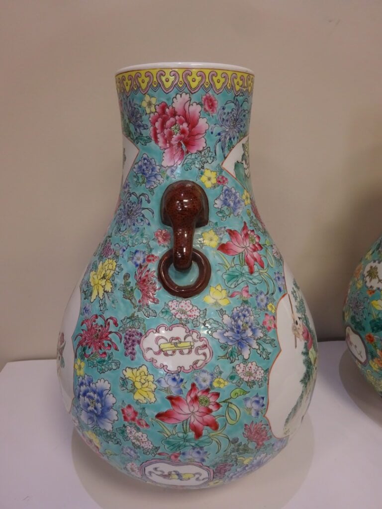 IMPORTANTE SUITE DE DEUX (2) VASES EN PORCELAINE DE FORME HU - Chine, Moderne -…