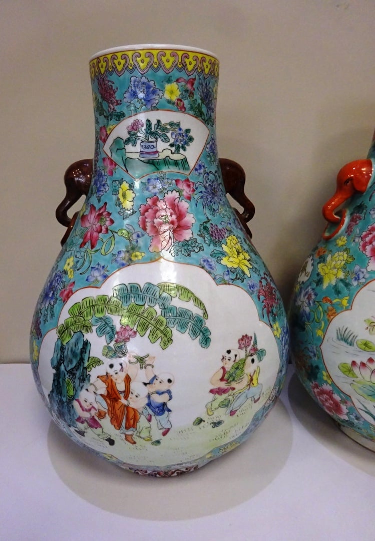IMPORTANTE SUITE DE DEUX (2) VASES EN PORCELAINE DE FORME HU - Chine, Moderne -…