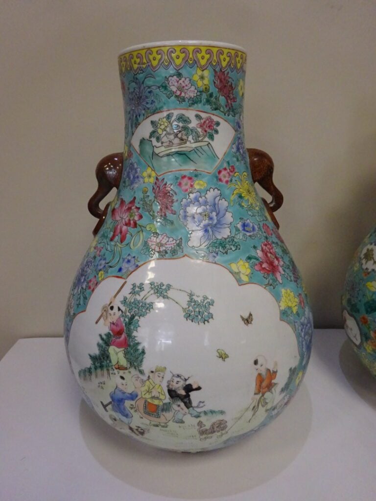 IMPORTANTE SUITE DE DEUX (2) VASES EN PORCELAINE DE FORME HU - Chine, Moderne -…
