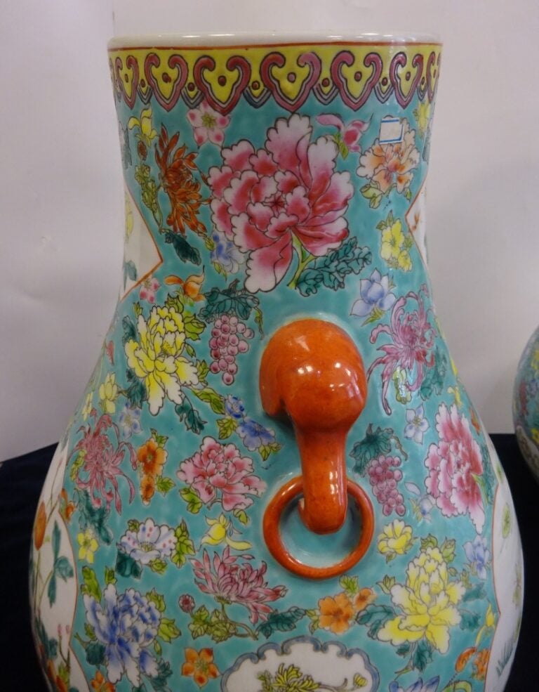 IMPORTANTE SUITE DE DEUX (2) VASES EN PORCELAINE DE FORME HU - Chine, Moderne -…