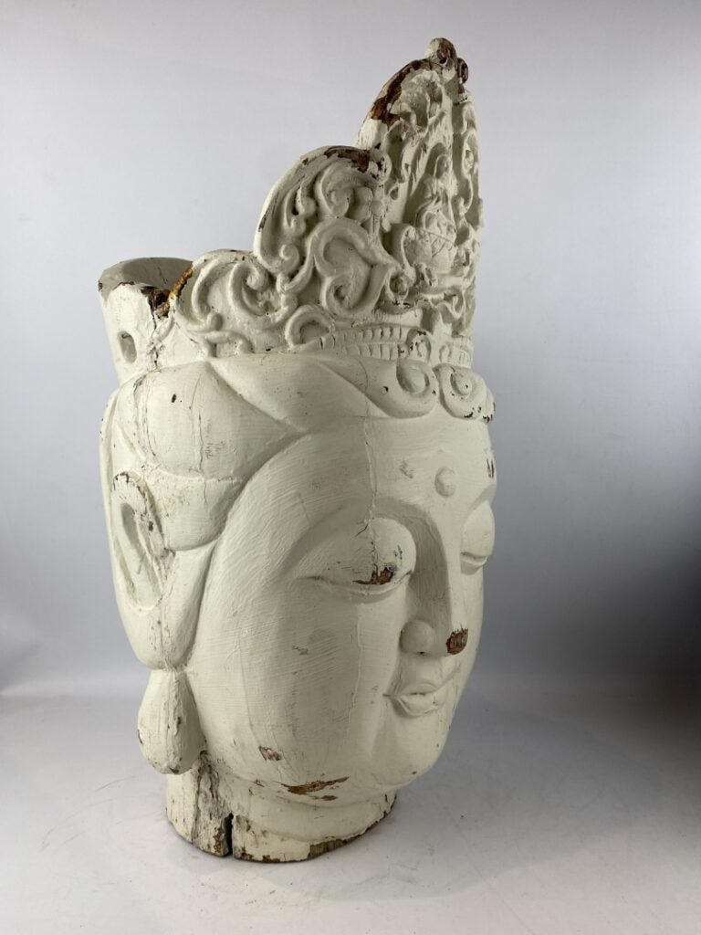 Importante tête de bouddha en bois sculpté peint, anciennement laquée - Sud-Est…