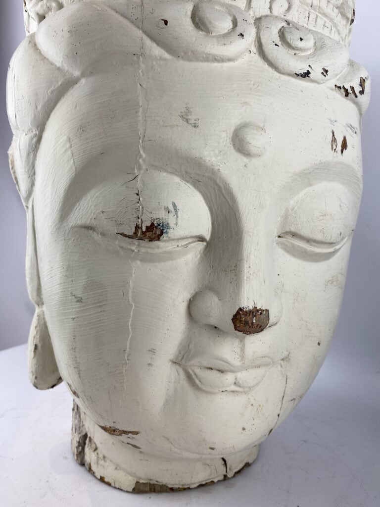 Importante tête de bouddha en bois sculpté peint, anciennement laquée - Sud-Est…
