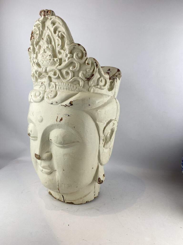 Importante tête de bouddha en bois sculpté peint, anciennement laquée - Sud-Est…