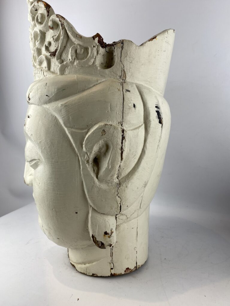Importante tête de bouddha en bois sculpté peint, anciennement laquée - Sud-Est…