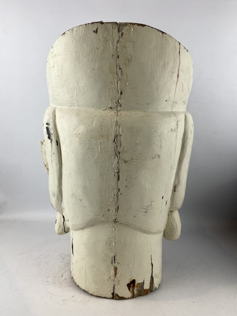 Importante tête de bouddha en bois sculpté peint, anciennement laquée - Sud-Est…