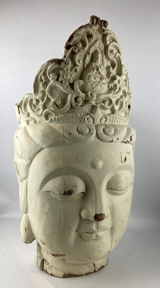 Importante tête de bouddha en bois sculpté peint, anciennement laquée - Sud-Est…