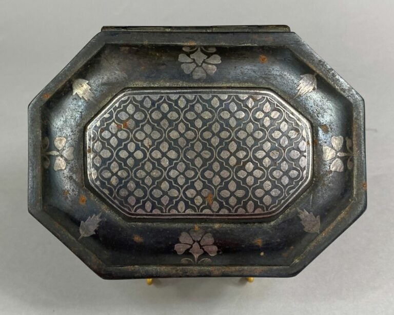 INDE - Boite en alliage, bidri, à décor niellé de motifs géométriques stylisés…